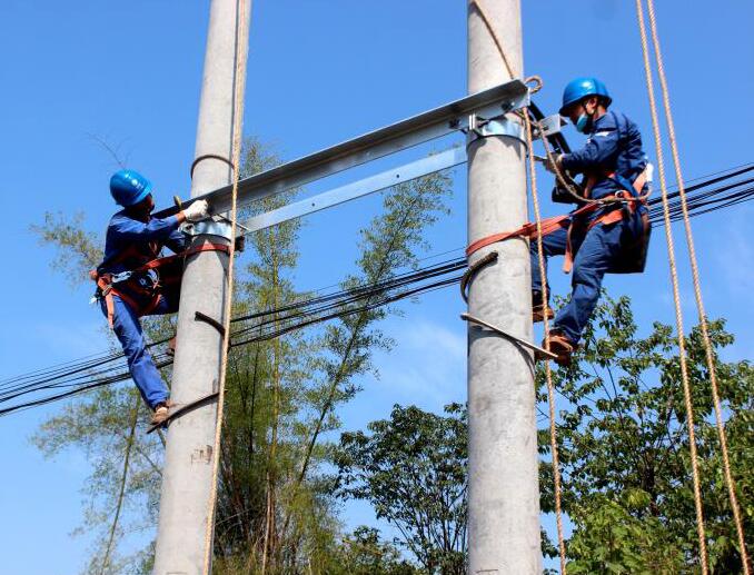 國網(wǎng)南溪供電：電力搬遷線路 “禮讓”宜賓港鐵路建設