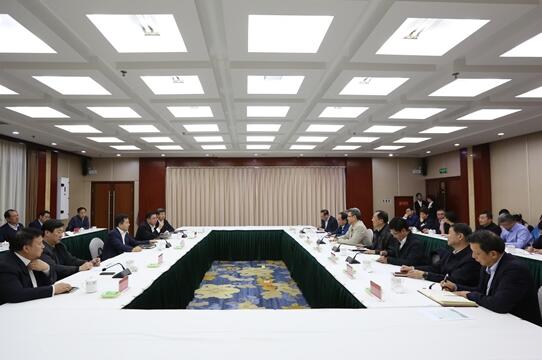 錢智民與保定市委書記黨曉龍、市長郭建英進(jìn)行座談交流