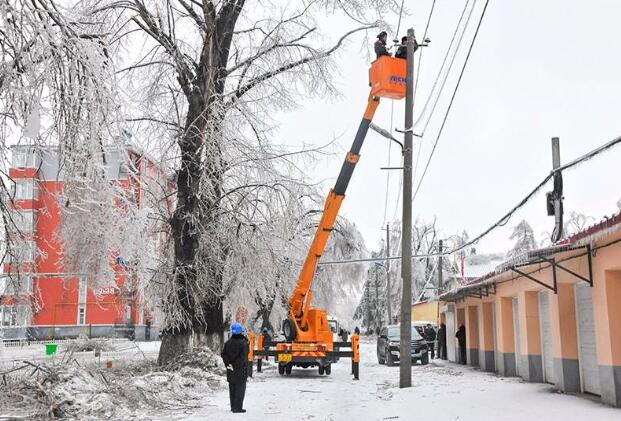 受強(qiáng)雨雪大風(fēng)冰凍天氣影響，吉林延邊全力搶修供電線路