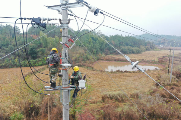 國(guó)網(wǎng)廣昌縣供電公司線路綜合整治 為冬季安穩(wěn)用電提供保障