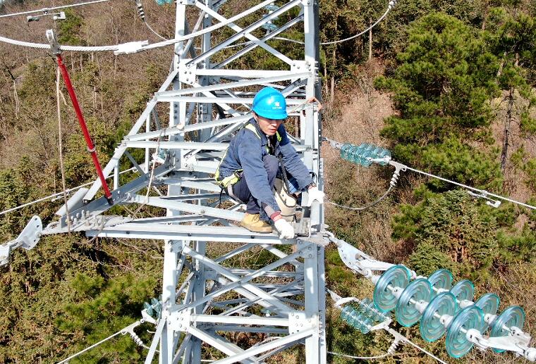 國網余姚市供電公司線路檢修消缺守好山區(qū)供電“生命線”