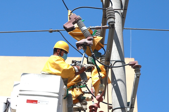 國(guó)網(wǎng)山東壽光供電：帶電消缺除隱患 能帶不停保供電