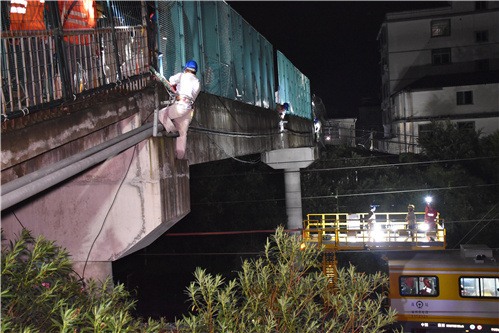 國網霞浦縣供電公司：凌晨作業(yè)拆除跨高鐵電纜 確?！叭纭闭温涞赜新? width=