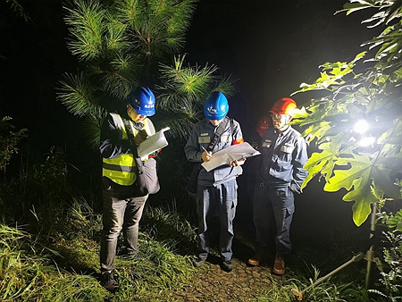 鳳慶供電局配電管理所連夜搶修只為縮短停電時間