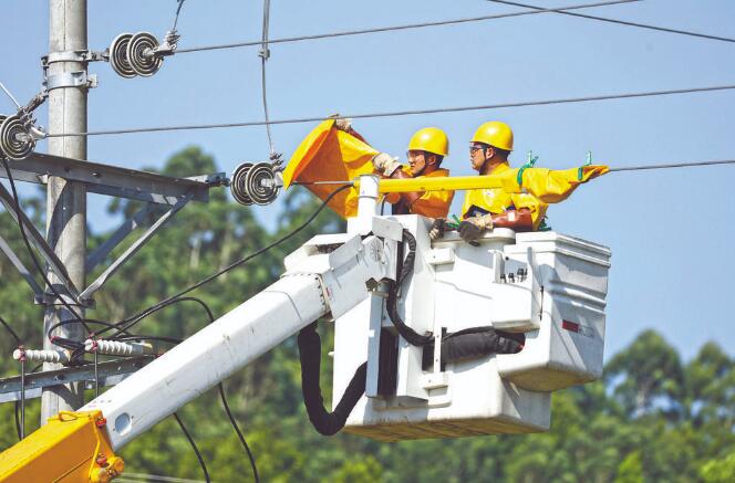 四川廣安：40攝氏度，他們帶電作業(yè)