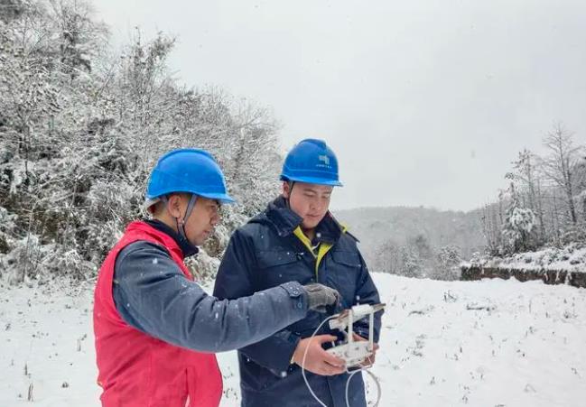 貴州甕安供電局啟動低溫雨雪凝凍災(zāi)害III級響應(yīng)緊急搶修保供電