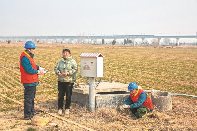 山東省梁山縣：黃河灘區(qū)上，井在地頭，電到井口