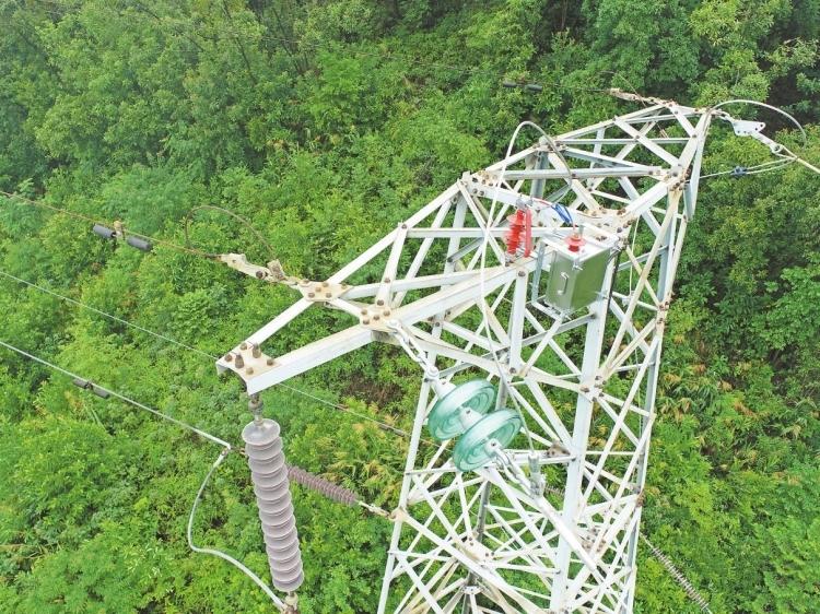 廣東電網公司自主研發(fā)國內首個地線感應電壓取電裝置