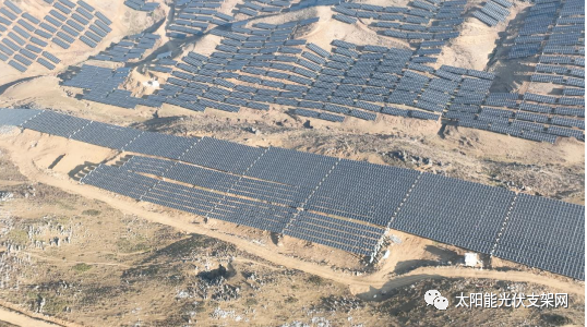 安泰科柔性太陽(yáng)能光伏支架助力全國(guó)海拔最高、坡度最大光伏項(xiàng)目