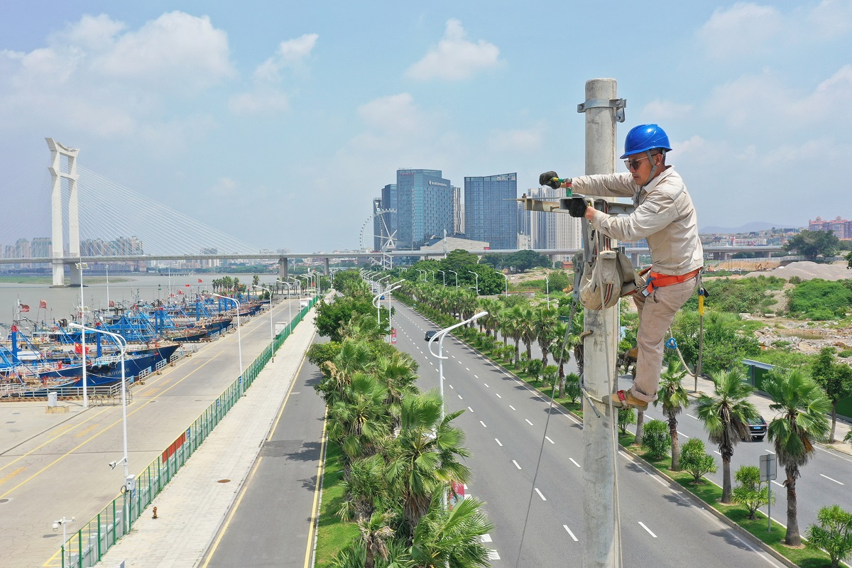 國(guó)網(wǎng)泉州供電公司全力推進(jìn)桿線(xiàn)遷改 助力東海中央活力區(qū)發(fā)展