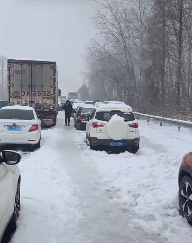 湖北凍雨暴雪導致高速公路堵塞，電動汽車再現(xiàn)“趴窩”