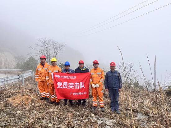 廣西崇左供電局應(yīng)急特勤隊(duì)馳援桂林抗冰保供電