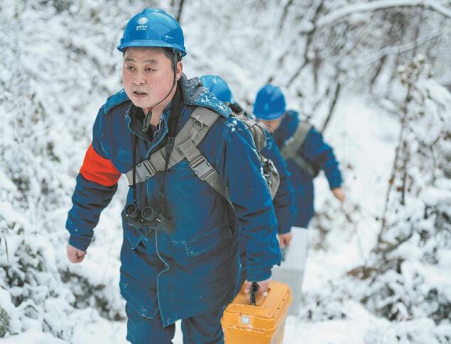 【國網(wǎng)楷?！恐芗t亮：巡行秦嶺深處 守護(hù)線路安全