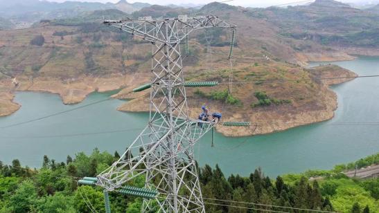 貴州興義供電局高空之上，用責任守護安全送去光明