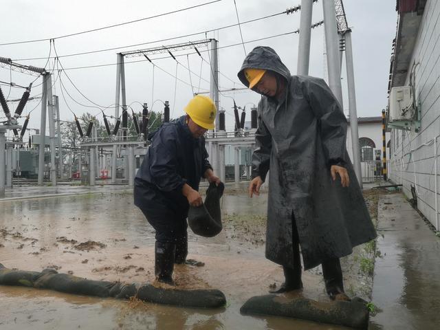 國網(wǎng)永城市供電公司：電力人冒雨出擊 保障電力可靠供應(yīng)