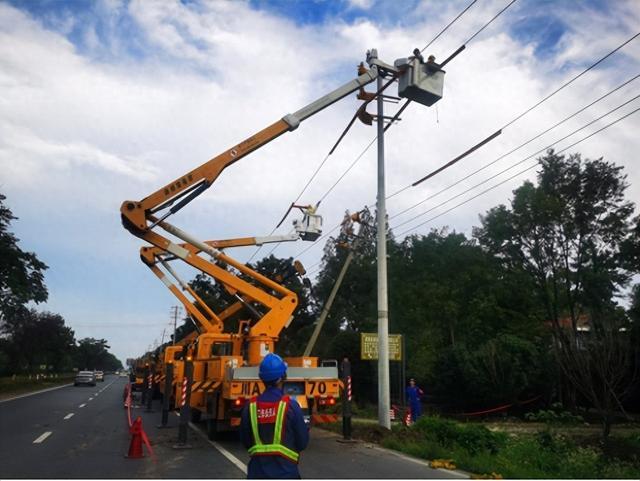 國網(wǎng)郫都供電公司“雙車”帶電緊急搶修，確保上萬群眾用電無憂