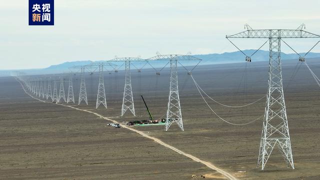 “疆電入渝”特高壓工程送電端開(kāi)啟架線(xiàn)施工