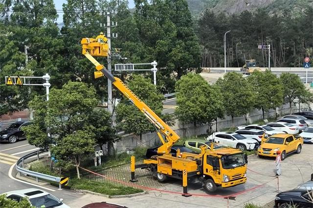 國網(wǎng)永嘉縣供電公司帶電作業(yè)“小黃人”守護夏日清涼