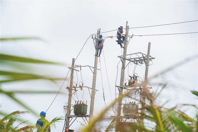 保亭、三亞等多個(gè)市縣供電隊(duì)伍全力支援文昌搶修復(fù)電