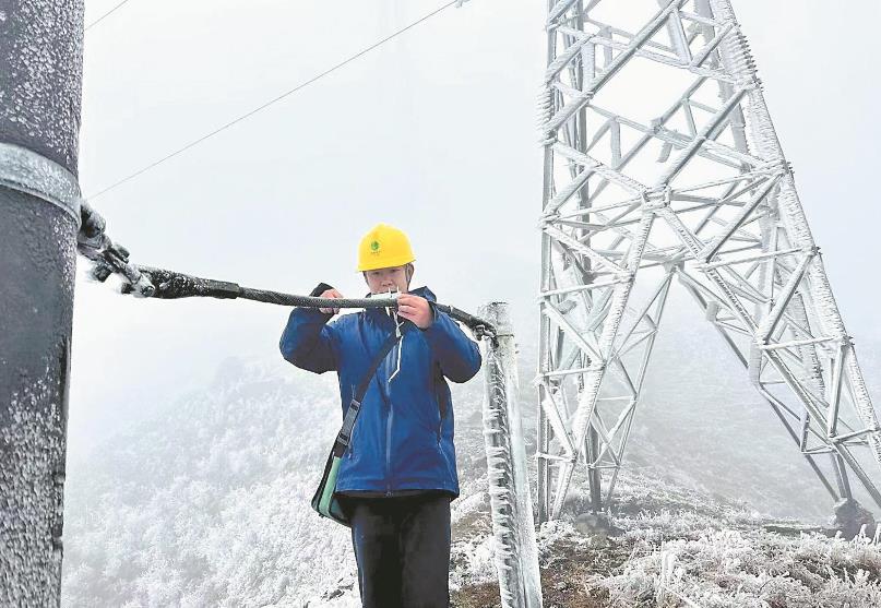 國網湖南電力完成今冬首次輸電線路直流融冰工作