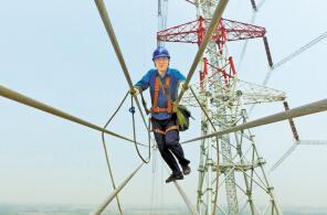 黃河上空走線的身影——記山東電力檢修公司員工王進的一天